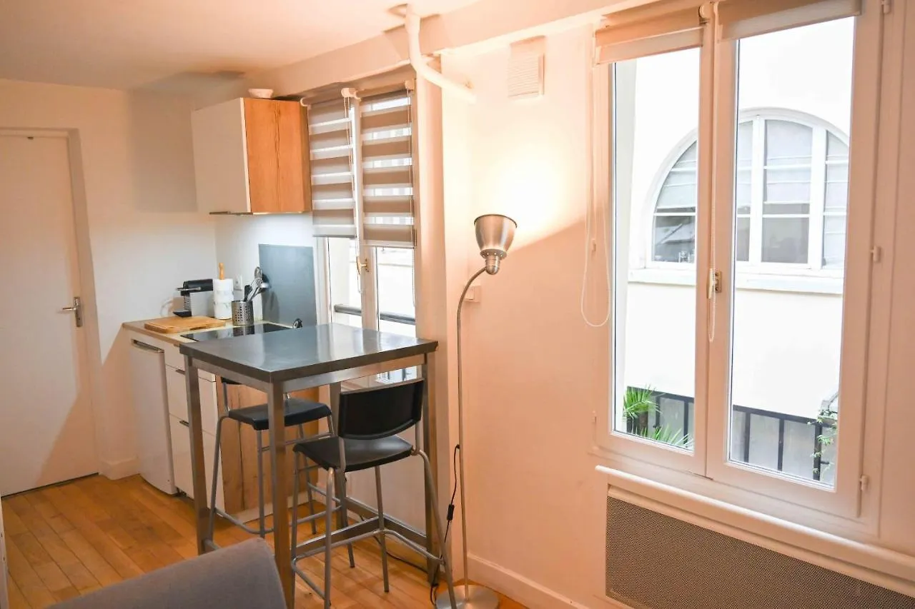 A Small Love Nest For 2 Near The Center Of Paris Apartment France