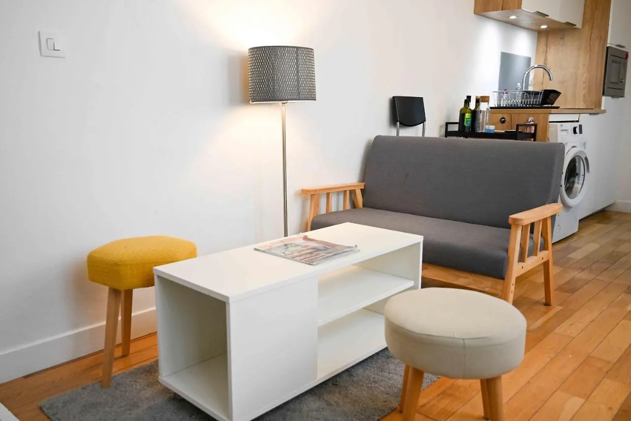 A Small Love Nest For 2 Near The Center Of Paris Apartment 0*,