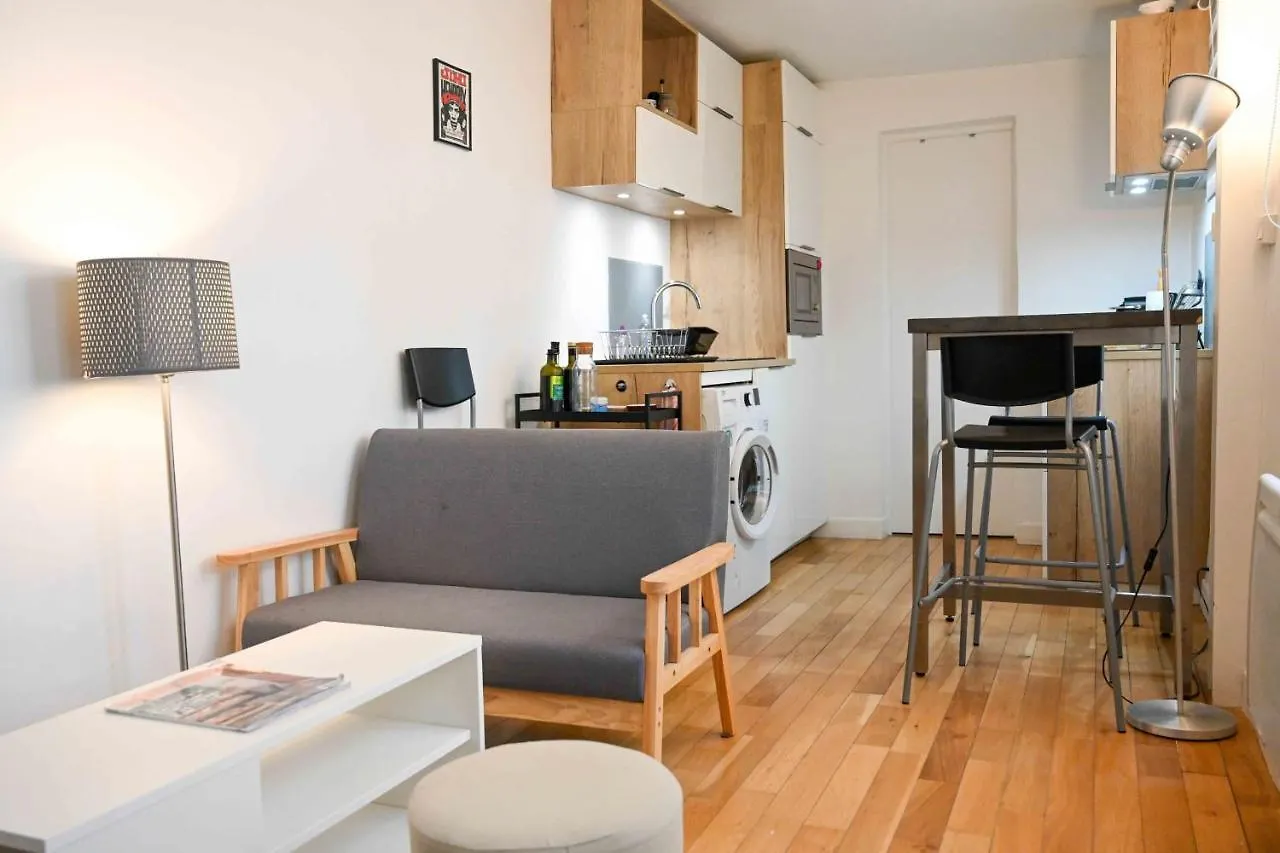 A Small Love Nest For 2 Near The Center Of Paris contacts