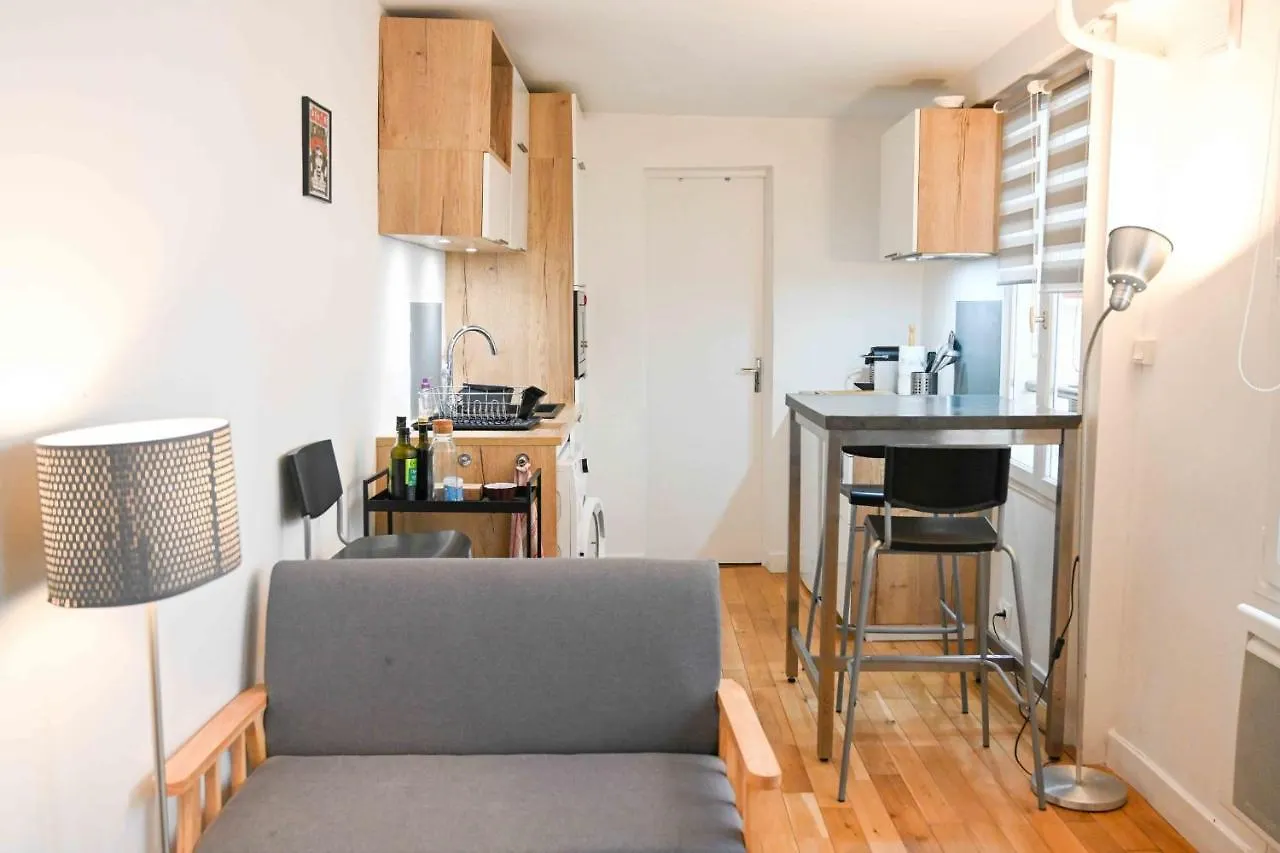 A Small Love Nest For 2 Near The Center Of Paris Apartment
