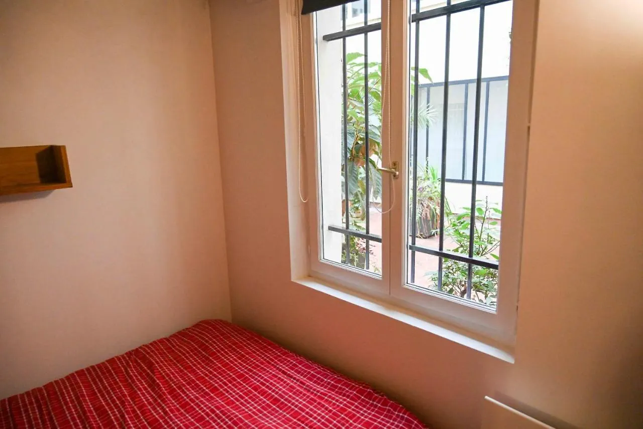 A Small Love Nest For 2 Near The Center Of Paris Apartment