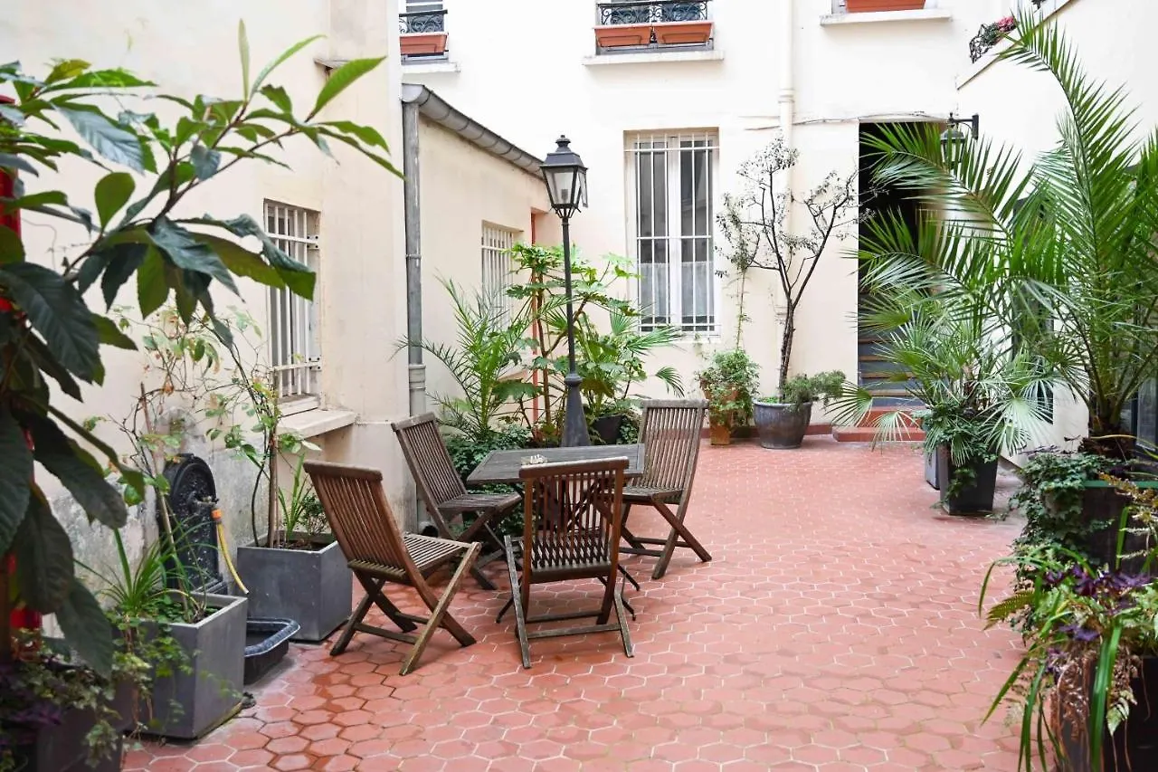 A Small Love Nest For 2 Near The Center Of Paris Apartment